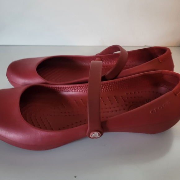 The Crocs Women's Alice Mary Jane Ballet Flats Shoes in red size 8 are a stylish - Picture 4 of 6
